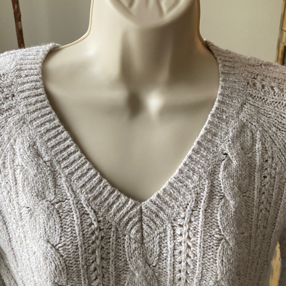 Hollister Women's V-Neck Sweater -Cream (S) - Picture 3 of 5
